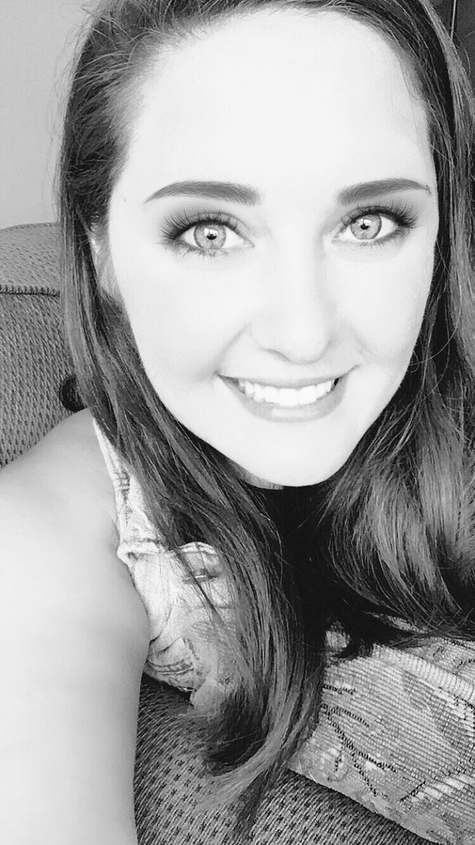 fangirlofmerle's tweet photo. Love this idea started by @typicallyargent 💖 #SelfiesForMe https://t.co/OuqdfM2xDv