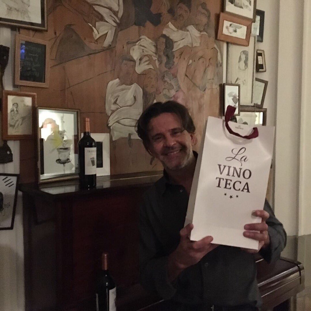 vinoteca_la's tweet photo. Acompañando a Osvaldo Laport y todo su elenco en el estreno de BeatNick! Gracias por elegirnos!! 🍷⭐️ https://t.co/skFqsHnVLe