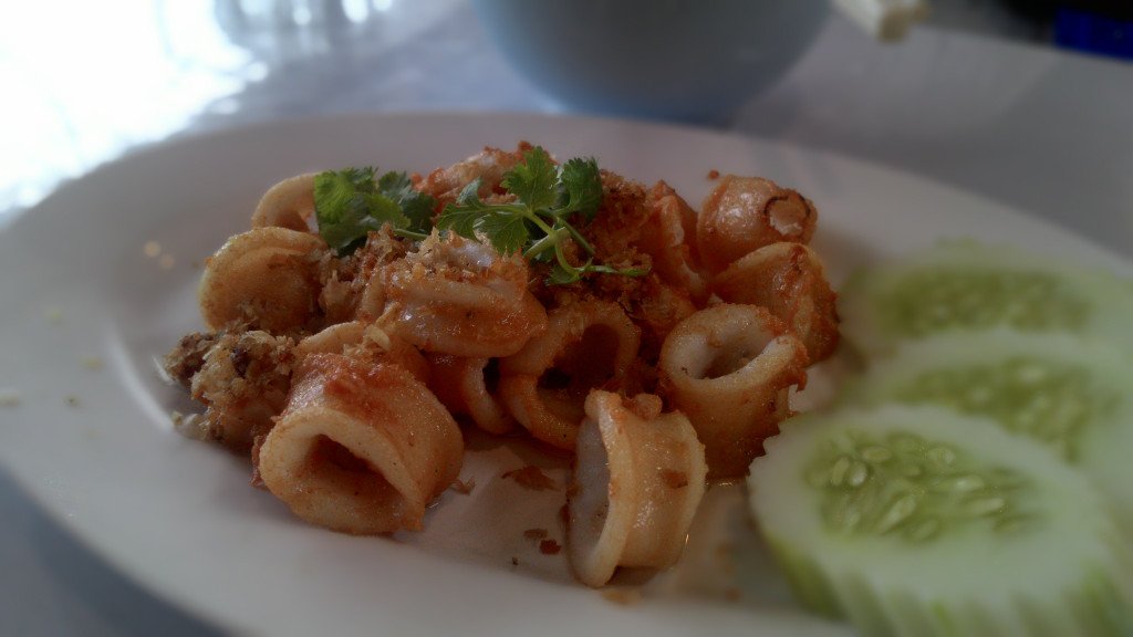 EatingDaily's tweet image. คิดถึงถึง..หมึกทอดกระเทียม eatingdaily.wordpress.com/2017/08/16/squ…