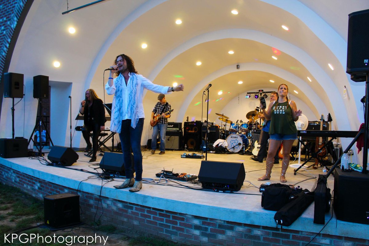 Fight4A's tweet photo. Sunday nights concert for Fight4Autism was simply amazing! Thank you Constantine for supporting our cause ✌️👊💕💪 https://t.co/aSiw7mb9Gm