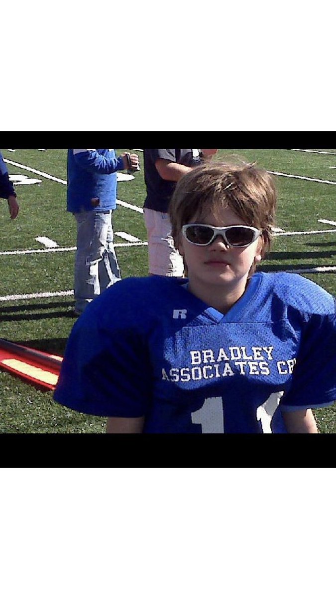 jacoblivesay21's tweet photo. Happy birthday @_elibell , bring back the specs btw❤ https://t.co/Uib4fAgsxf