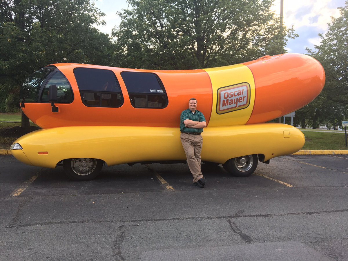 JoeCDonahue's tweet photo. I'll be honest, I had a lousy day. And then I passed @Wienermobile on my way home. Smiles!#fortheloveofhotdogs https://t.co/BOvOFVBCta