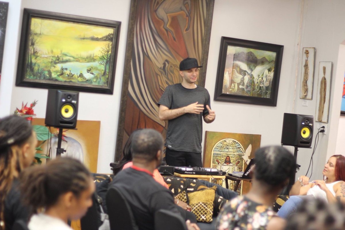 MisfitsCreate's tweet photo. 8/14/17.
Good vibes at #newpeacemondays!
Photography by: @orangeismedia
#misfitscreate #openmic #music #indiemusic #spokenword #poetry https://t.co/TibK4vPZsc