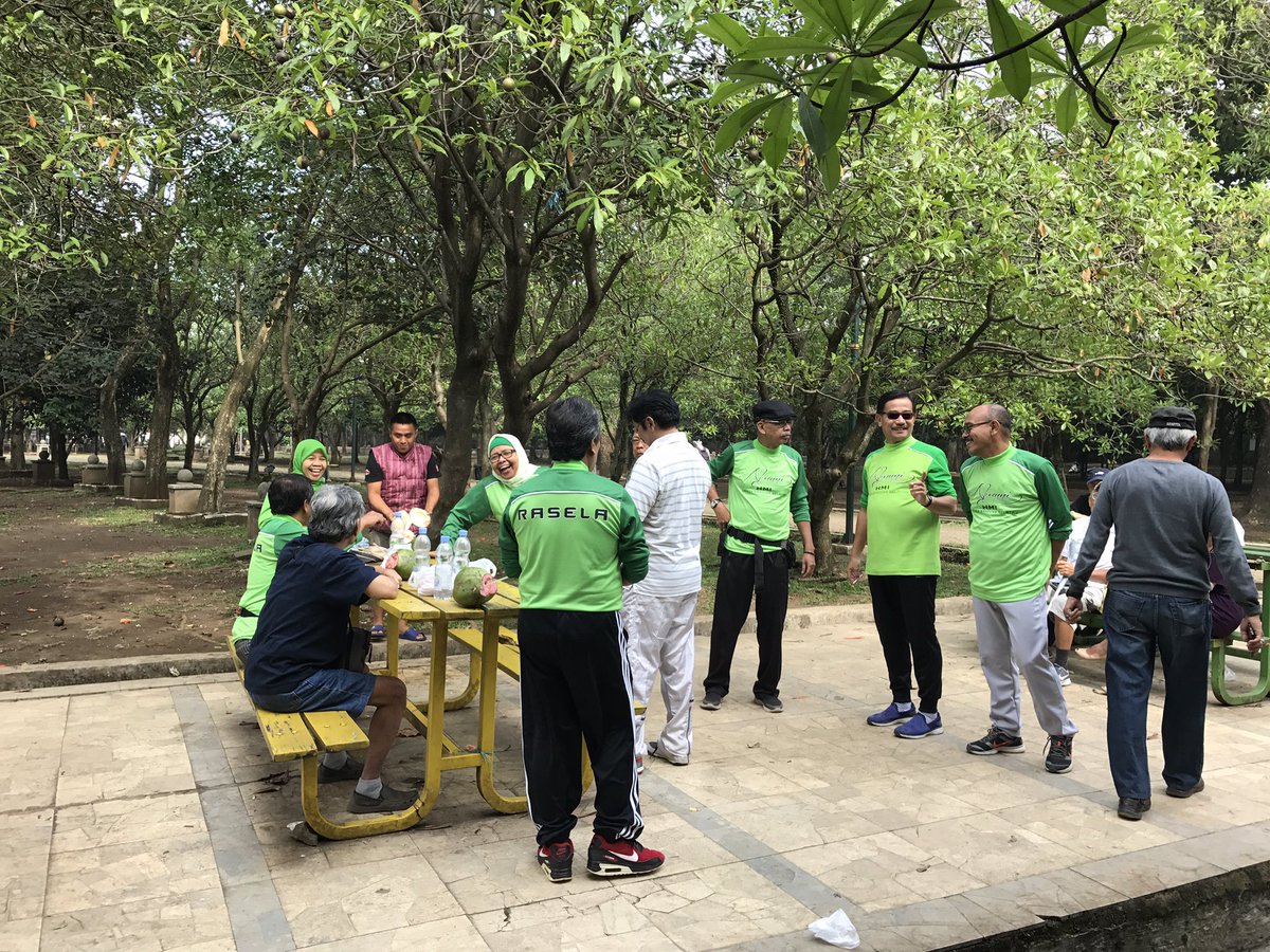 TheOfficialFMB's tweet photo. Jalan Sehat RASELA di Tegalega, lanjut sarapan di Wr Bu Imas Kebun Kalapa dan naik angkot bareng || Bandung- 16/08/2017 https://t.co/y4Dm1ZRxz8