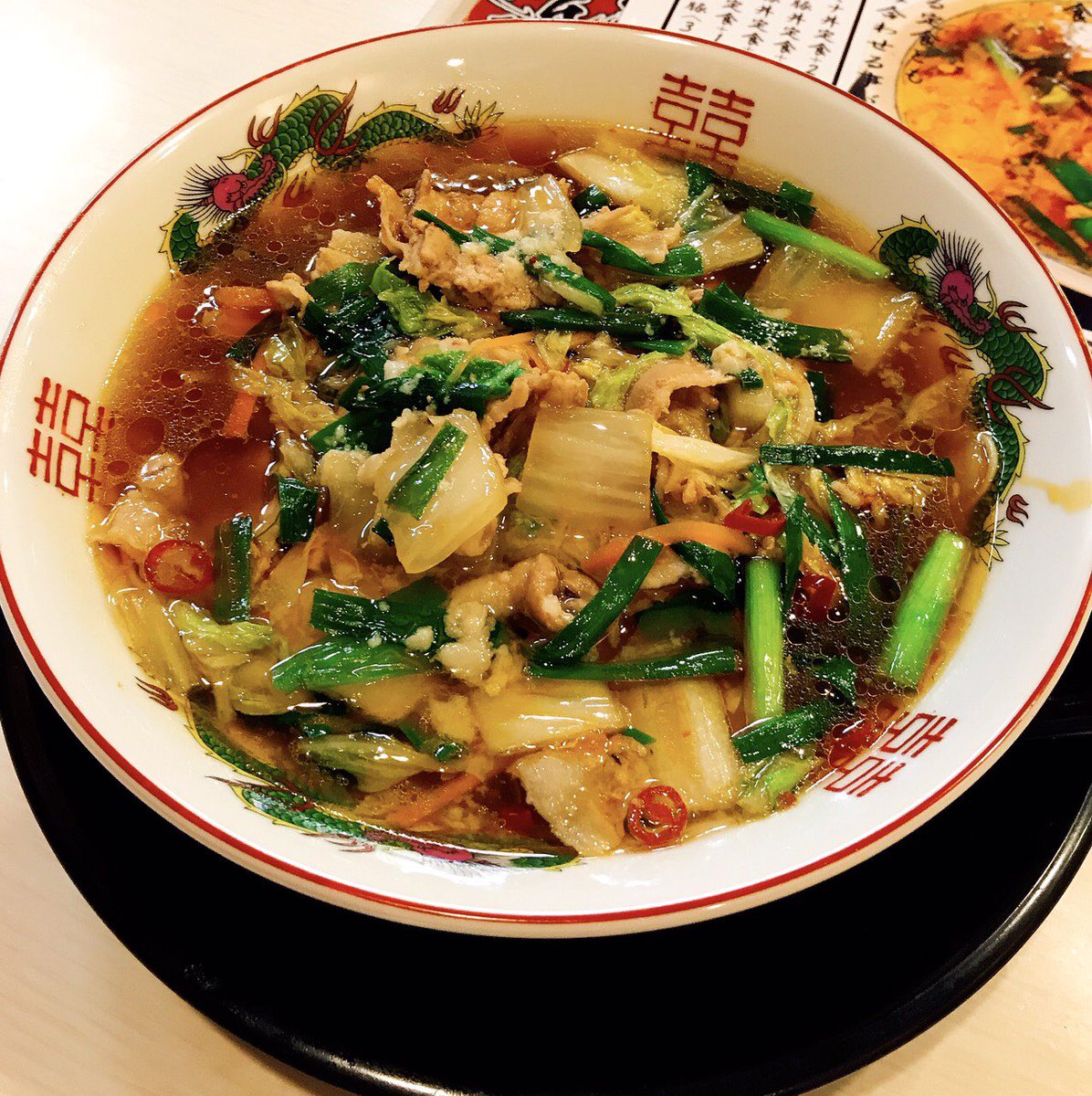 唐辛子とにんにく香る、スタミナラーメンが本日より丸十 姫路駅前店限定で始まりました。
野菜もたっぷりで夏バテに◎
呑んだ後の〆にもオススメでーす🍜