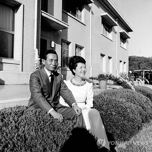 영웅의 뒤에는 훌륭한 아내가 있다는 사실은 #육영수  여사님에게서 확인할 수 있다.

<님이 고이 잠든 곳에>
박정희 시, 임긍수 곡, 조수미 노래
youtu.be/8sKA9nGKN9o
육영수 여사 1주기에 #박정희 대통령께서 쓴 시
#fb