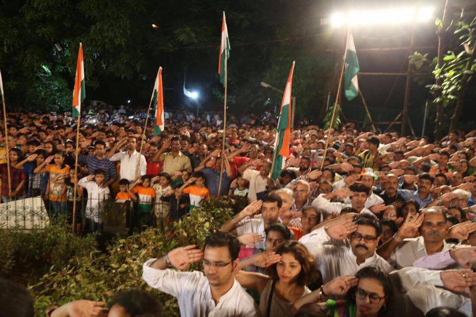 mnsadhikrut's tweet photo. कारगील युद्धाची प्रेरणा म्हणून नेते @ShishirShinde1 यांनी मुबंईत क्रिकेटपटू @raut_punam हस्ते मध्यरात्री १२ वा. ध्वजारोहण केले #Freedom70 https://t.co/yGdxVsWuPk
