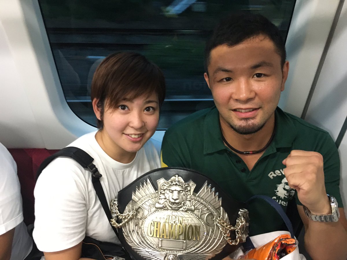 川崎衣美子 على تويتر トレーニング帰り 友達が挨拶した相手が ボクシングの 日本ウェルター級王者 坂本大輔選手でびっくり仰天 ベルトもたまたま持っていて 持たせてもらい感激 お菓子のプッカもらって感激 驚きと感激だらけの 電車timeでした いや 川崎衣美子 على تويتر トレーニング帰り 友達が挨拶した相手が ボクシングの 日本ウェルター級王者 坂本大輔選手でびっくり仰天 ベルトもたまたま持っていて 持たせてもらい感激 お菓子のプッカもらって感激 驚きと感激だらけの 電車timeでした いや