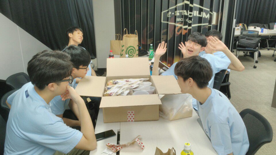 FlashLuxOW's tweet photo. 이번 시즌도 팬분들의 정성 어린 도시락과 함께합니다! 😙

항상 플래시 럭스를 응원해주시는 팬분들이 계셔서 쓰러져도 다시 일어설 수 있는 힘을 얻습니다!

이제는 힘차게 달려나갈 일만 남았네요!
항상 정말 감사드립니다! 🤗

승리의 깃발을 플럭플럭! https://t.co/45p8vAXysF