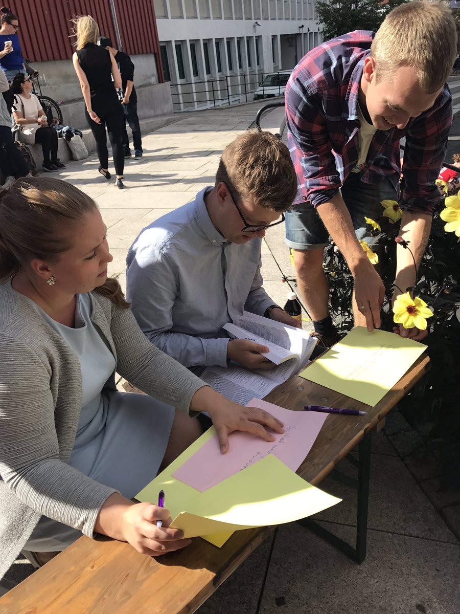 svenlarsen's tweet photo. Ungdomspartiene løser dagens utfordringer med gamle verktøy. Vi må ha et moderne int. skattesystem #skatt2_0 #arendalsuka @ChangemakerNor https://t.co/yV35WjZPn6