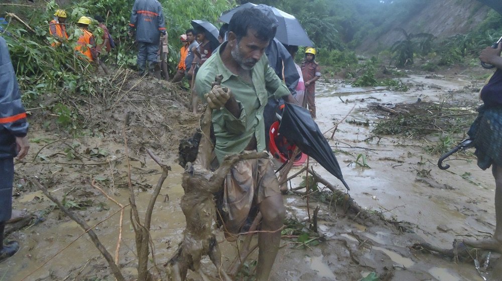 mrforayeji's tweet photo. 1st #CycloneMora, 2nd chemical in Haor water, 3rd landslide, 4th flood. Thousands are dead. Devastating natural Disaster in #Bangladesh. https://t.co/wTseKG0dNR