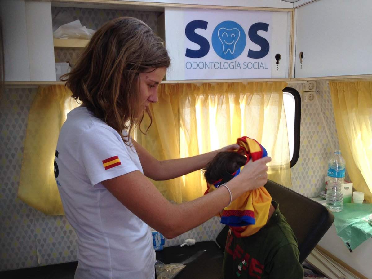 viachers's tweet photo. SOS ODONTOLOGÍA SOCIAL trabaja en el Campo de Refugiados de Termópilas (Grecia) y están repartiendo camisetas! Aquí https://t.co/TDYarNfaE9 https://t.co/RpFkVNvCCI