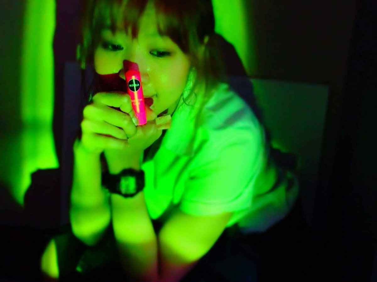joexslyth's tweet photo. มัน(ส์)กว่าเพลงในผับ ก็แค่จับนีเวียนีออนมาทา #NIVEANeonชุ่มชื้นไม่มีสี https://t.co/RYWqdNGGij