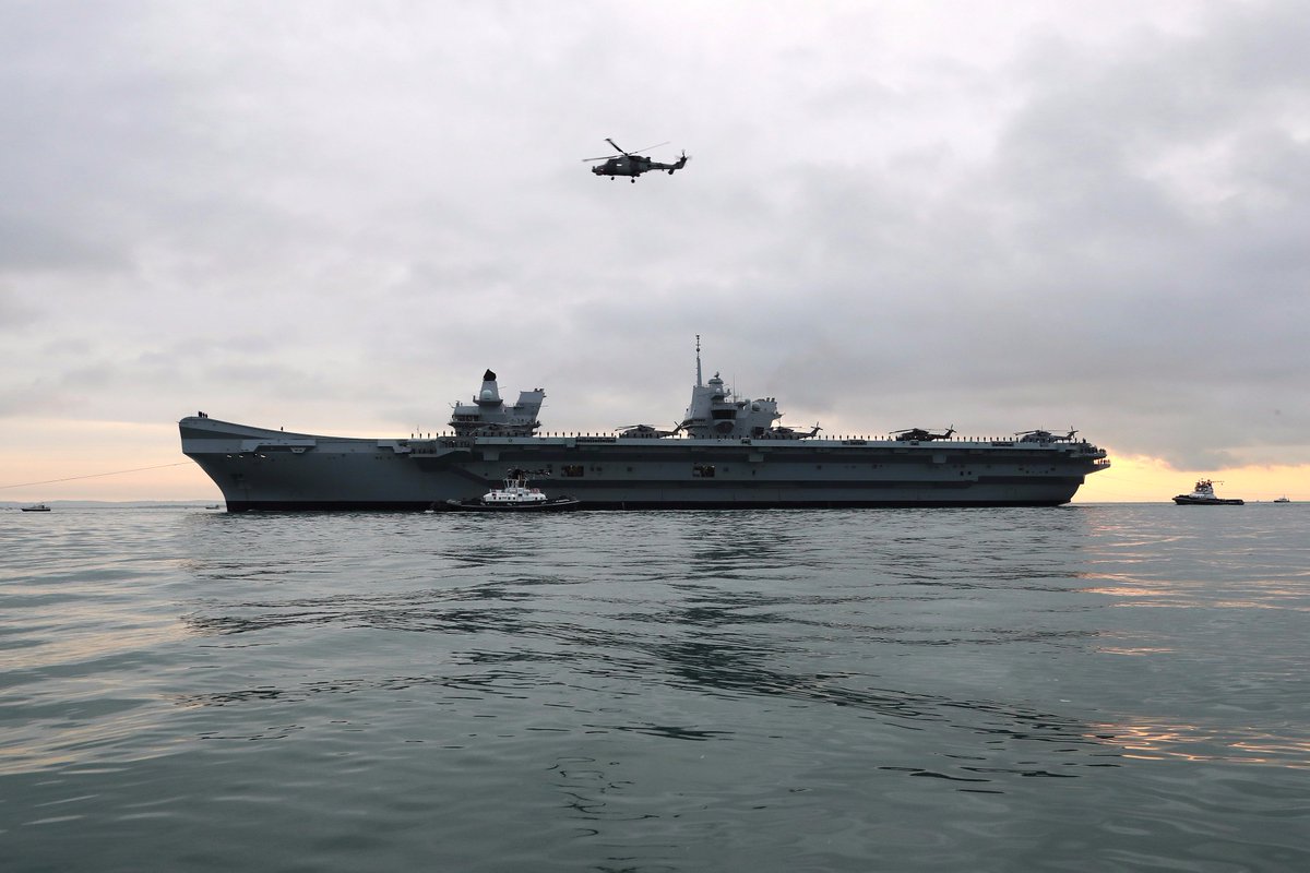 Here is HMS Queen Elizabeth @HMSQnlz committed to entry and making her approach to Portsmouth now. #QNLZinPortsmouth