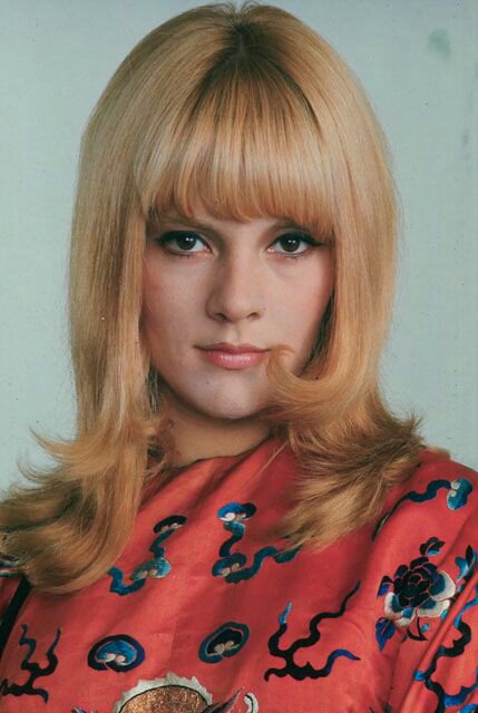Happy birthday to French singer and jolie poupée Sylvie Vartan. 