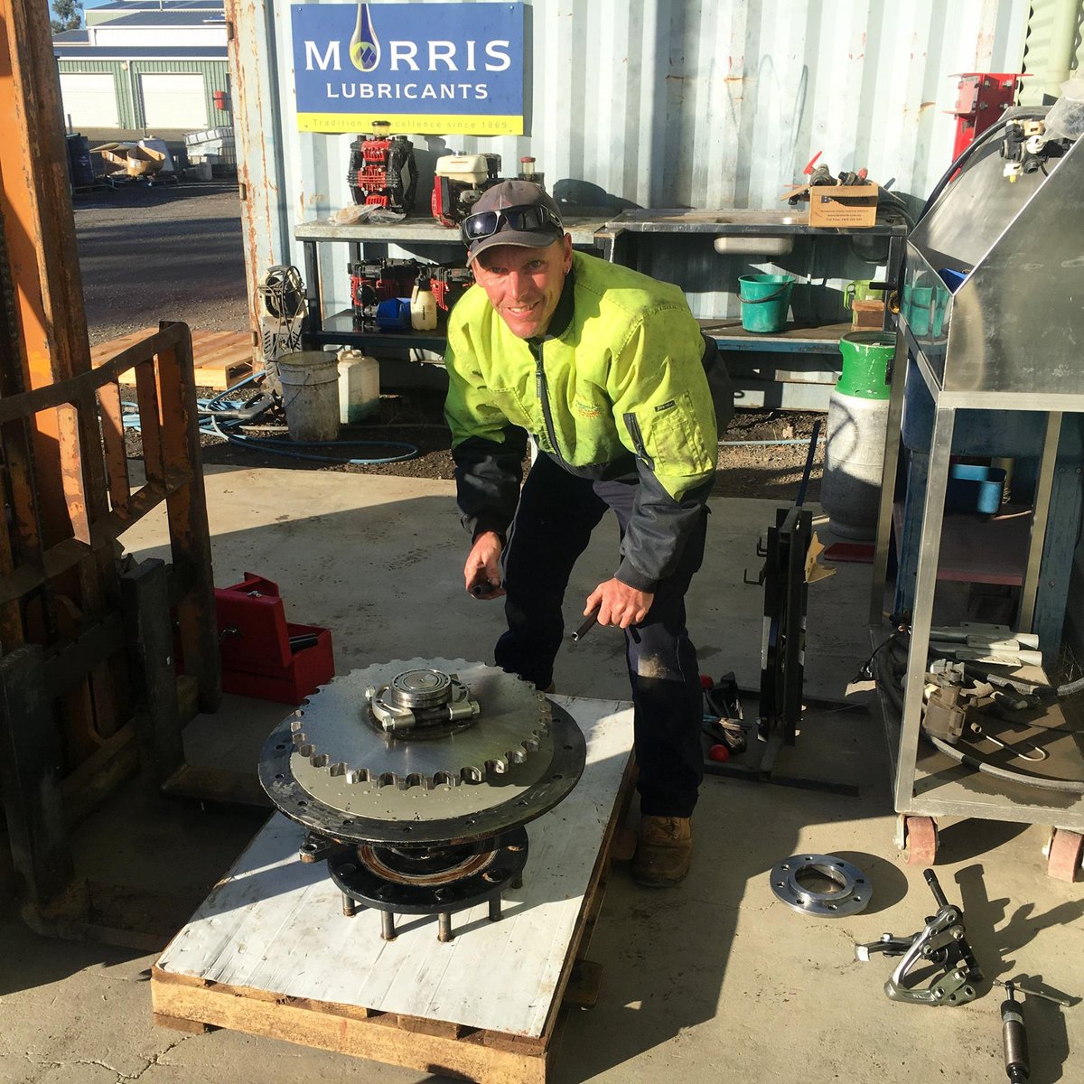 AgriSprayAus's tweet photo. Product specialist Dan Clarkson performing some preventative R&amp;M on the heart of the @GoldacresAust SPs; the mechanical drive dropleg! https://t.co/Fpqv462B8v