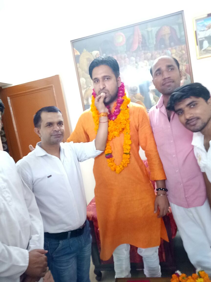 Dineshbaghelbjp's tweet photo. #ROHIT_CHAHAL  जी को जन्मदिन की ढेर सारी शुभकामनाएं एवं बधाई । 
ईश्वर आपको स्वस्थ रखे और दीर्घायु प्रदान करें । #HBD_ROHITCHAHAL https://t.co/QFmgOT13kf