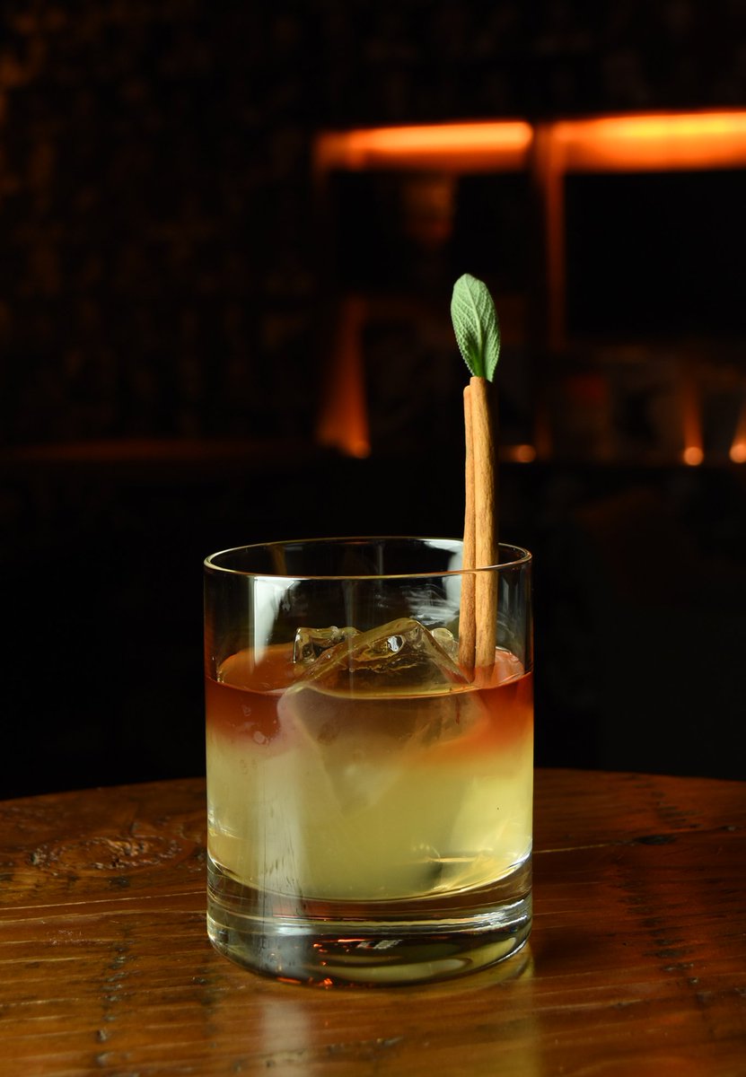 【Artist Cocktail：ザ・キャンドルズ】甘酸っぱい林檎とクランベリーに香草系リキュールをプラスした、繊細で風味豊かな一杯。“sunburned” →goo.gl/NxdXV1 #ブルーノート東京ワンナイトカクテル <a href="/thecandlesmusic/">The Candles</a>