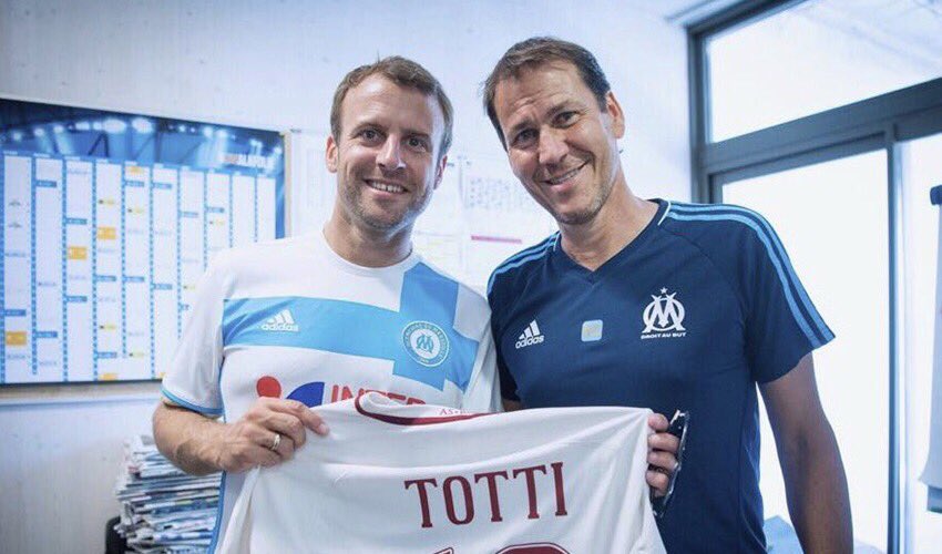 eciotti's tweet photo. Après Macron sous-marinier, boxeur, aviateur, voilà Macron footballeur. Il faudrait peut être penser à commander la tenue Macron Président https://t.co/VIRHAwMA9m