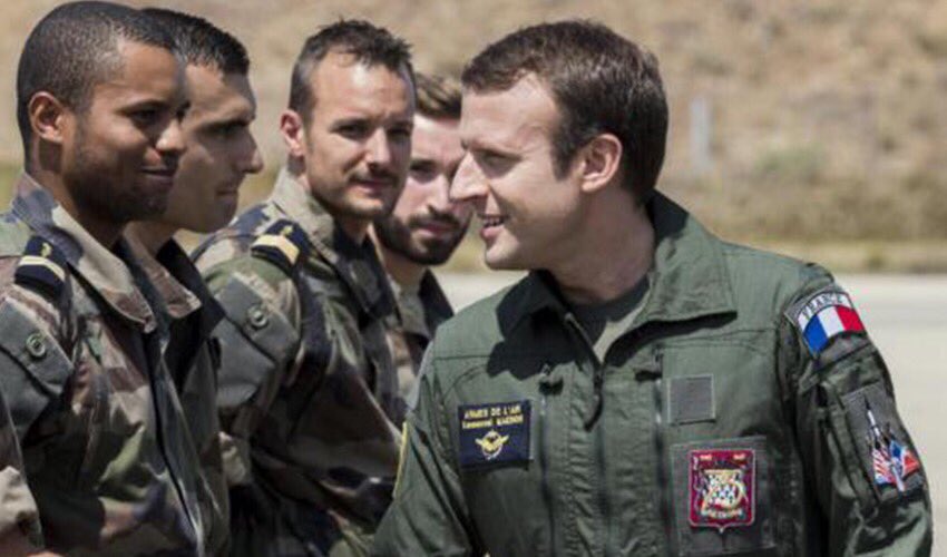 eciotti's tweet photo. Après Macron sous-marinier, boxeur, aviateur, voilà Macron footballeur. Il faudrait peut être penser à commander la tenue Macron Président https://t.co/VIRHAwMA9m