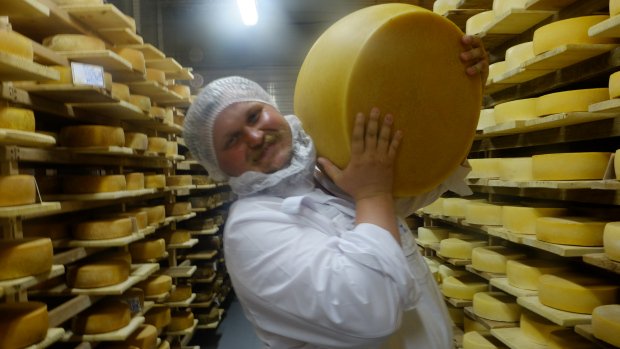 365_Russie's tweet photo. Les mille et un fromages de la Russie https://t.co/hW6pi1FexE https://t.co/i0hLb4Omqj
