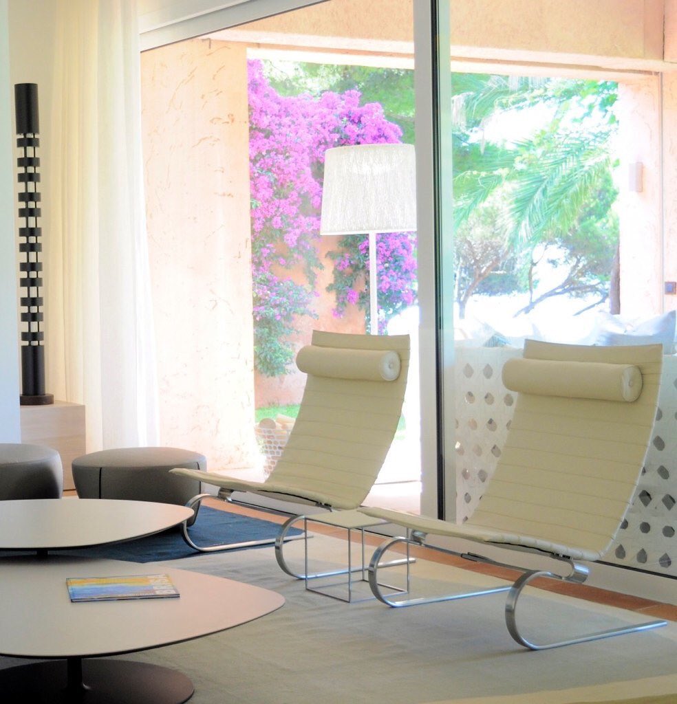studio_nia's tweet photo. 🌊 In Mallorca we blended coastal themes with mid-century style for a bright but full of character look. https://t.co/EfjsTRzIVE https://t.co/K94xm66l6C
