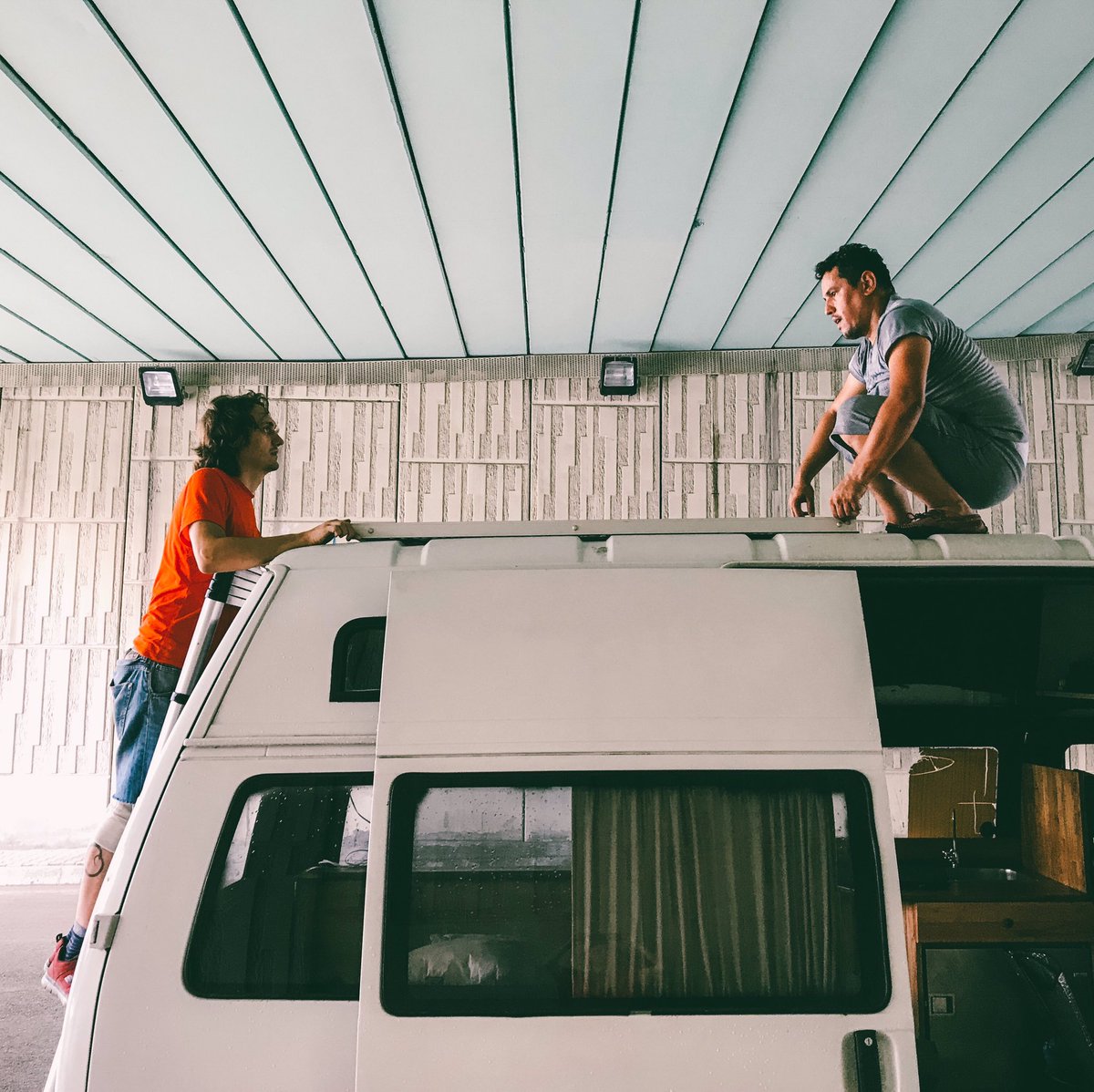 vandergroundtr's tweet photo. Güneş panelimiz takılıyor. 😎// Our solar panel is installing. Time to buy some beer to put in the refrigerator. 🍻#vanlife #alternativeliving https://t.co/SWsaA2YmJX