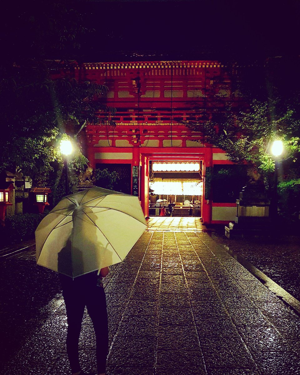 The rain did not dampen our spirits on the Lanes &amp; Lanterns🏮<a href="/UrbanAdventures/">Urban Adventures</a> in #kyoto last night ☔ #undermyumberellaellaella #travel #japan