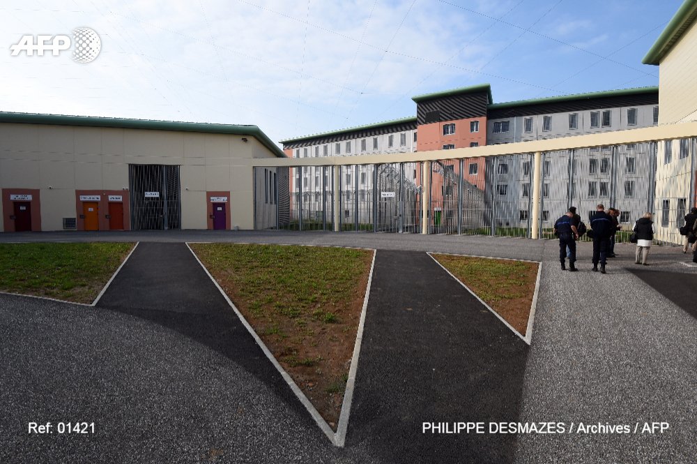 afpfr's tweet photo. Un drone "livre" un colis dans la cour de la prison de Valence 
 https://t.co/su5U4R6vuh #AFP https://t.co/YGwc1QmfnC