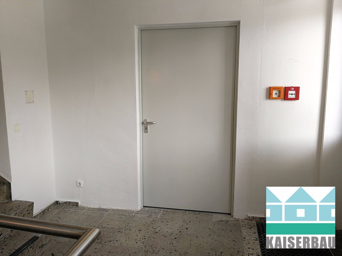Montage von Innentüren mit Brandschutz 
Vorher/Nachher Bilder
Kaiserbau 24 GmbH
Kurfürstendamm 115b
10711 Berlin
info@kaiserbau24.de