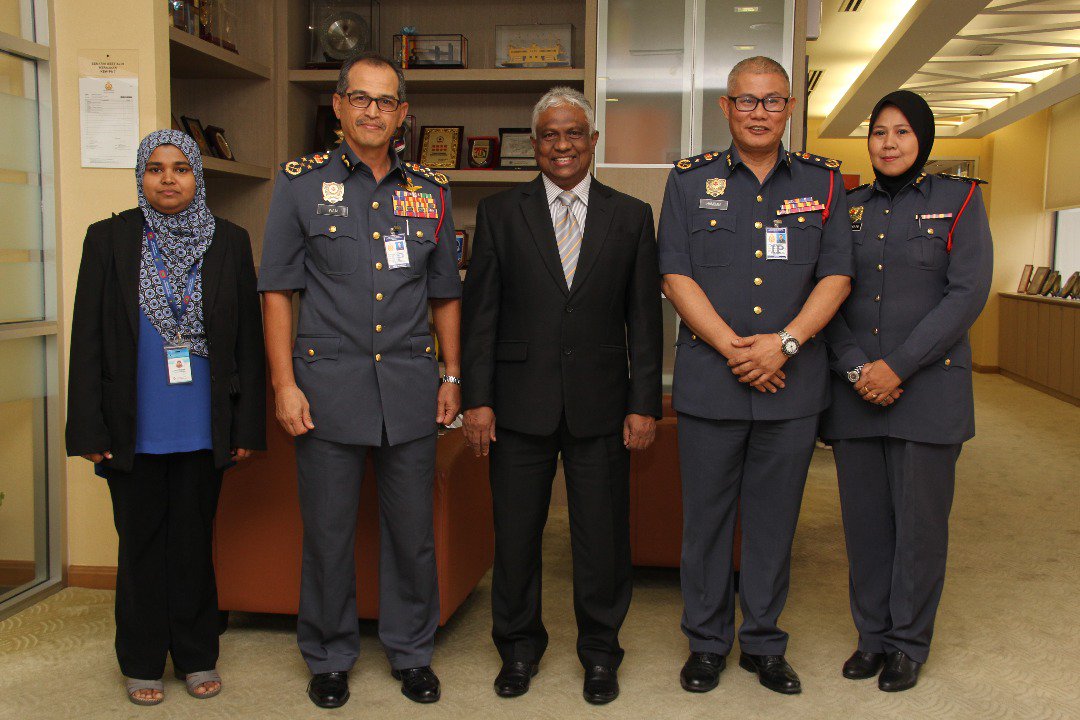 KP_bombaJBPM's tweet photo. Hari ini saya menerima kunjungan hormat dari Mohamed Fahmy Hassan, Ambassador Republic Of Maldives di Ibu Pejabat @bombaJBPM #BOMBA https://t.co/SelsQtewBM