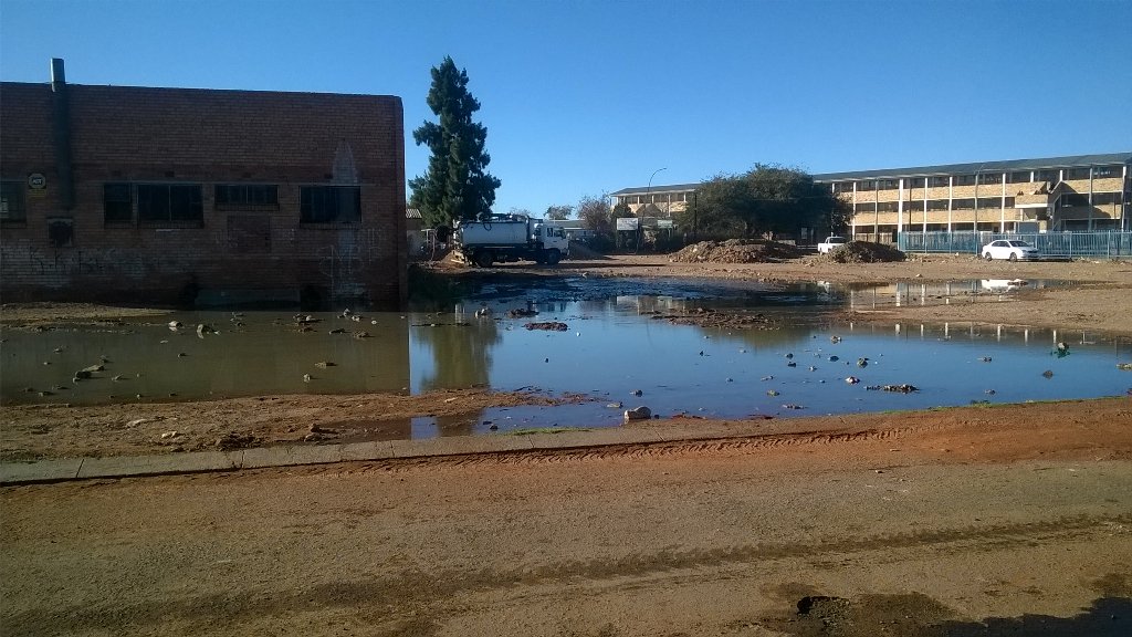 AaronBab's tweet image. Water running from Shaka street since Sunday. Now the 4th day