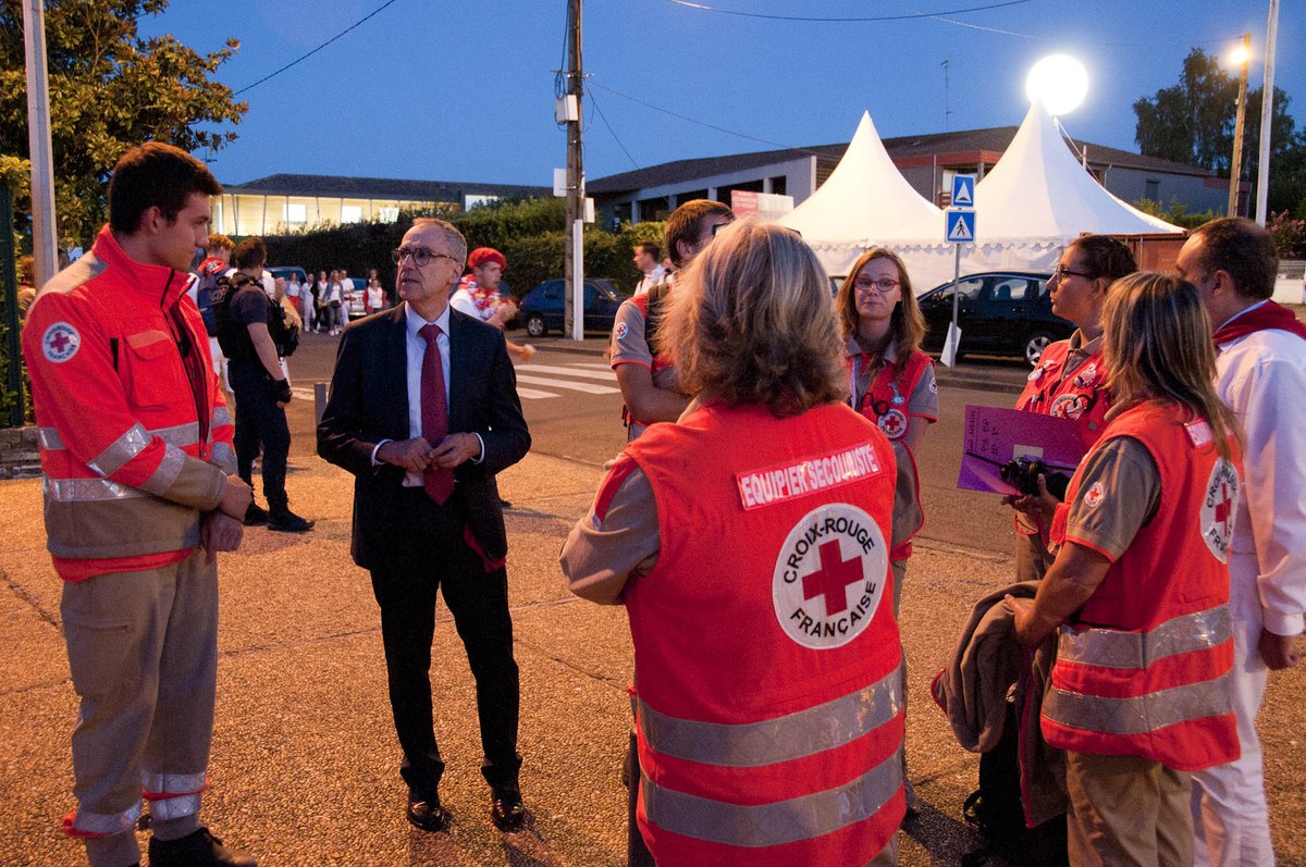Prefecture40's tweet photo. Merci aux policiers, gendarmes, douaniers, militaires, pompiers, personnels du SAMU et bénévoles de la Croix-Rouge mobilisés pour #Dax2017. https://t.co/sfbzvlYUyN