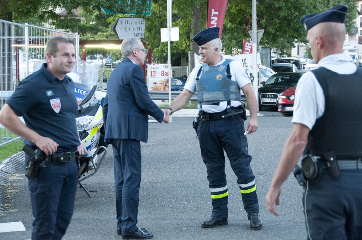 Prefecture40's tweet photo. Merci aux policiers, gendarmes, douaniers, militaires, pompiers, personnels du SAMU et bénévoles de la Croix-Rouge mobilisés pour #Dax2017. https://t.co/sfbzvlYUyN