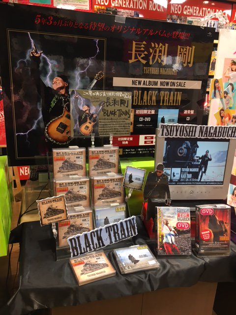 Jeugia三条本店 1f A Twitter 好評発売中 この男が再び走り出す 前作 Stay Alive 以来5年3ヵ月ぶりとなるニューアルバム発売中 先行配信曲 Black Train のほか 前に進む勇気を与えてくれる楽曲を多数収録 初回限定盤は長渕さん直筆イラストの