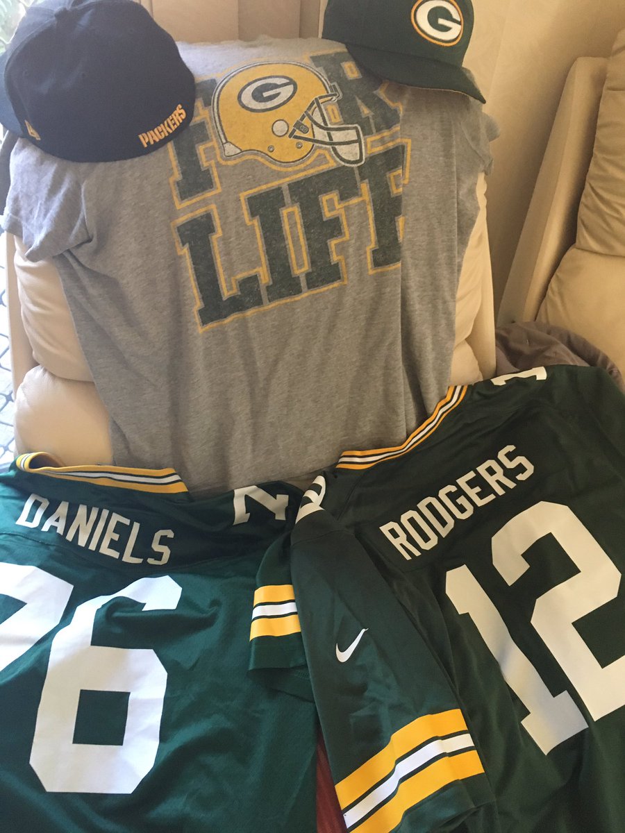 Wizzeyb's tweet photo. I no nrl is still on but Can't wait for our #Espnfantasydraft already thinking about what to wear in 3 weeks. #gopackgo #greenbay4life https://t.co/hhRTueB5fh