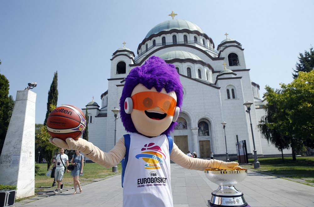 sportmts's tweet photo. #SamDunk sa peharom kod Hrama, nadamo se da ga ponovo vidimo posle prvenstva 😀🇷🇸🏀💪 @KSSrbije Foto: @FIBA #sportmts #FibaTrophyTour https://t.co/x92CYrNoKG
