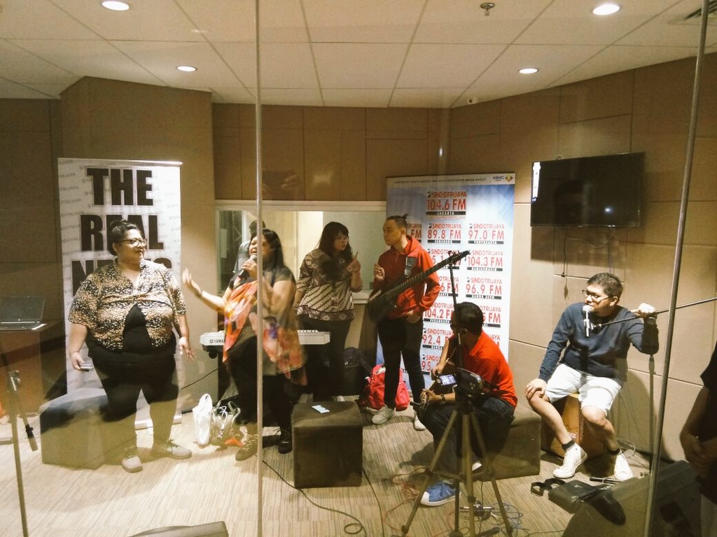 #SindotrijayaLIVEandTALK - LIVE Perform <a href="/TheFoxyMuse/">FoxyMuse</a> di Sindotrijaya 104.6 FM Jakarta...