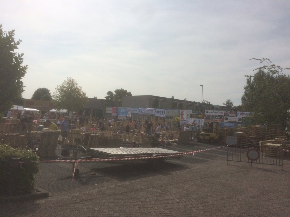 jongcromstrijen's tweet photo. We zijn begonnen! #huttenbouw Numansdorp! Wij helpen aanstaande donderdag en vrijdag keihard mee! https://t.co/lzMmvcDD0P