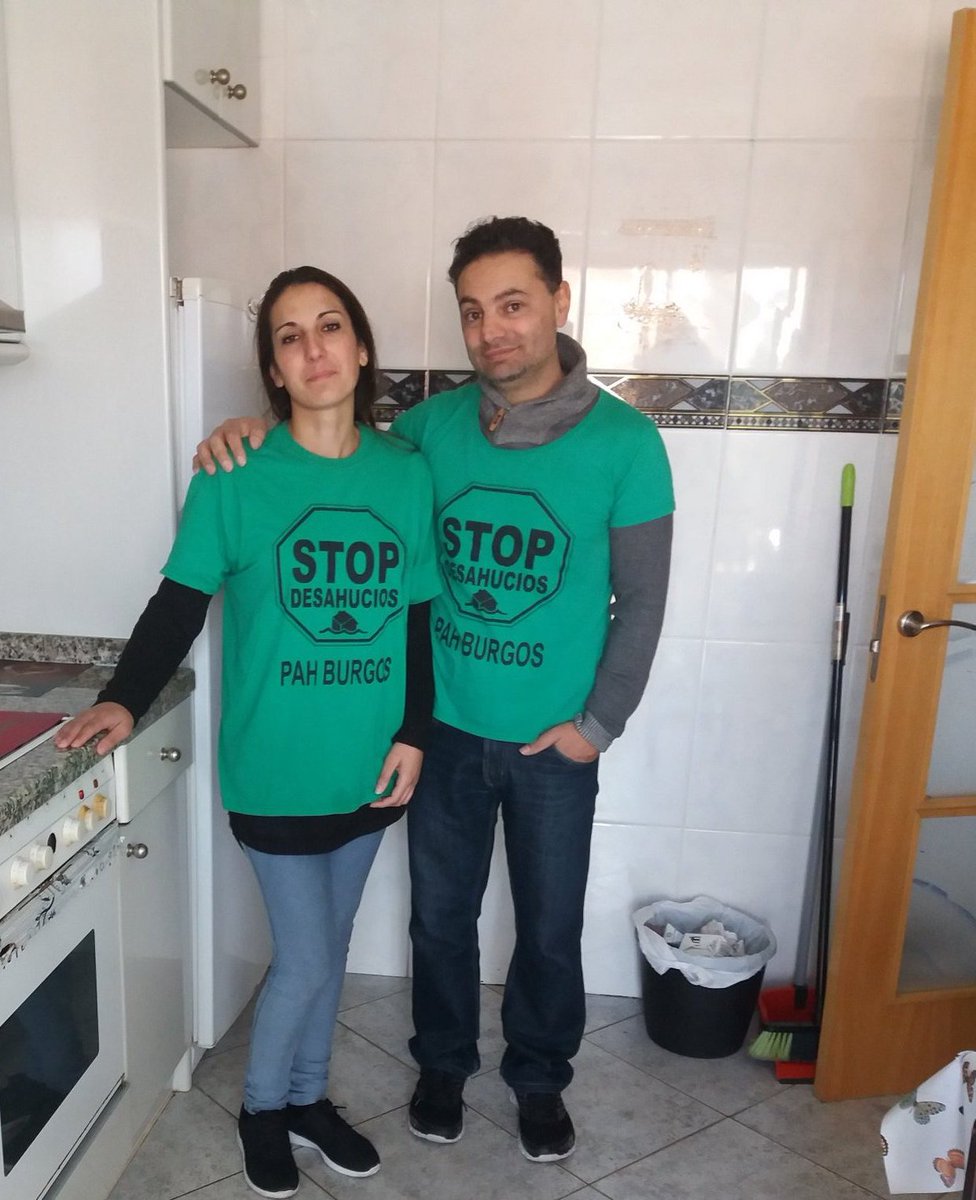 En inhumano dejar en la calle a 4 menores!Luis&amp;jenny no son delincuentes por ocupar una casa!Son padres valientes,quiere #TechoParaMisHijos