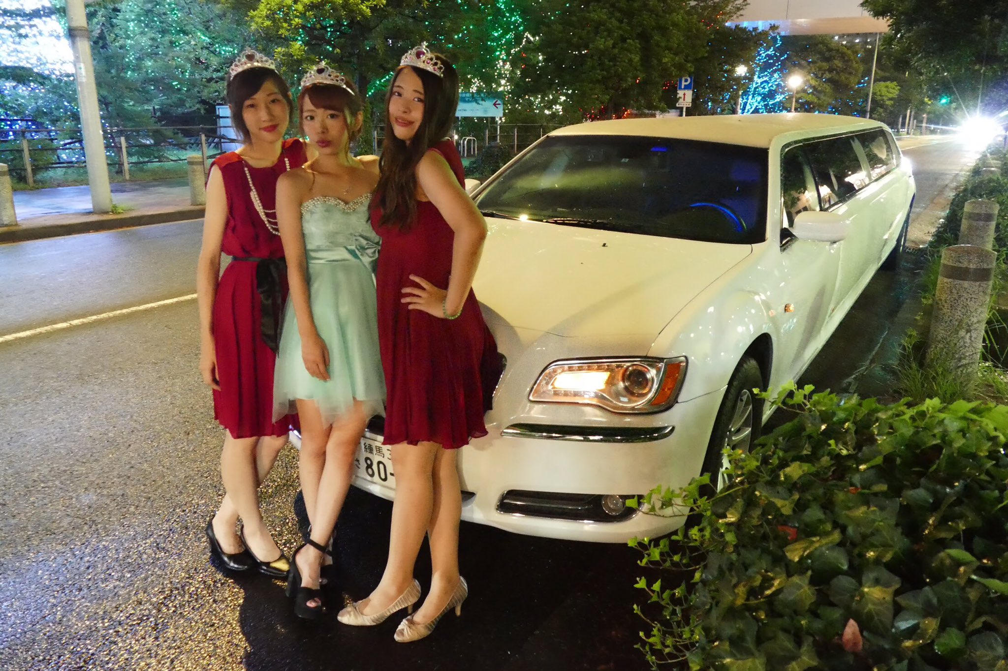 パセラのリムジン とても素敵なかわいい3人組様でした キラキラティアラがすごく似合う パセラリムジンパーティー パセラリムジン女子会 パセラ リムジン 誕生日会 女子会 夜景 レインボーブリッジ 東京タワー イルミネーション 仲良し