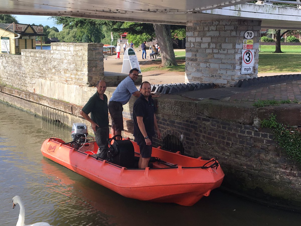 <a href="/AvonBoatingLtd/">Avon Boating Ltd</a> #swanrescue. Heros rescue trapped swan in canal basin.
