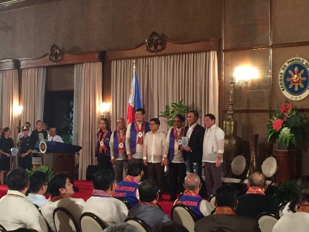 ABSCBNNews's tweet photo. @mikenavallo VACC handed out awards to journalists, lawyers, judges, gov't officials. Among them, Ted Failon for his anti-corruption campaign https://t.co/SlpxJYpjgM
