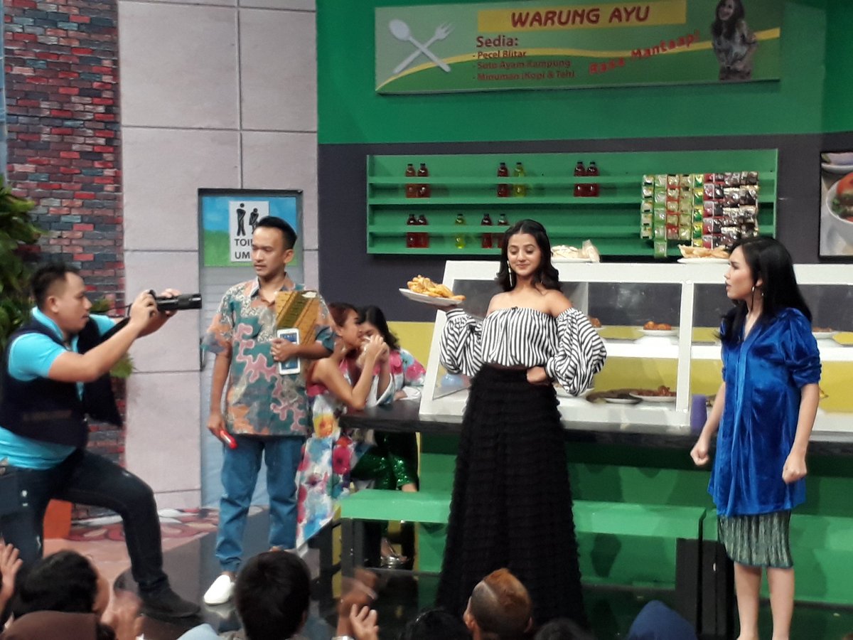 ANTVOfficial_'s tweet photo. Eh ada Helly Shah lagj berkunjung nih ke warung Bu Ayu  #PESBUKERSLIVE30 https://t.co/4wQerz8wWa