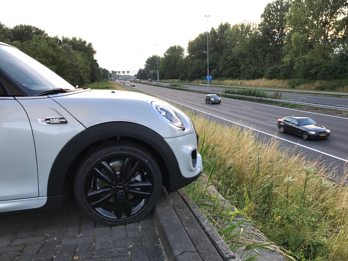 This MINI is ready for take-off. Kom nu een proefrit maken bij Van Poelgeest MINI in bijvoorbeeld deze #MINI Cooper Kings Cross #whitesilver