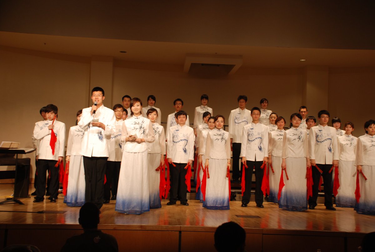 2020seattle's tweet photo. 2010年联合助学基金会组织天津大学合唱团来美国的巡演12场，是亚洲大学合唱团第一次在美国巡演，首场演出就在Indiana University Bloomington/IUB，第二场在芝加哥大学，这样的文化教育交流活动是非常有意义的。 https://t.co/onzmzIoPIP