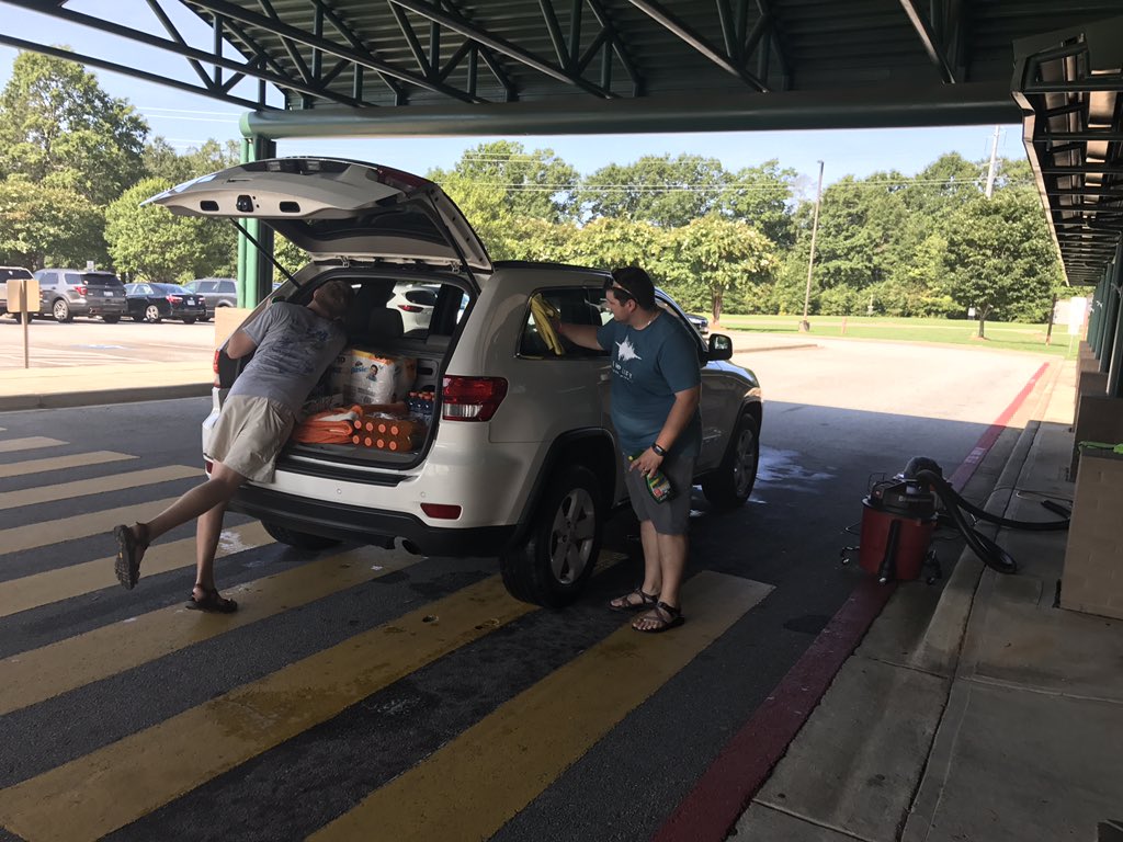 Brandy_K_West's tweet photo. First Baptist Student Ministry volunteered to wash and detail FIE Staff vehicles!!! #CarWash #FIFBC #CommectFI @FountainInnElem https://t.co/Rbu53ofKZn