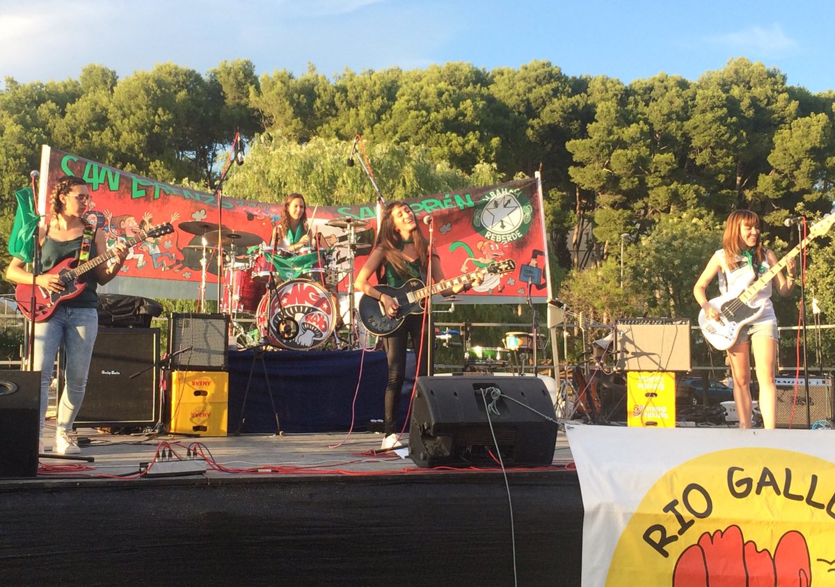 lorelai_hu's tweet photo. #SanLorenzo2017 ha traído tardes tan molonas de música como las del #reberdefest gracias a @AlbahacaReberde 🎶💚🤘🏼#selene #darkday #fongoroyo https://t.co/Zqe30BsKSm
