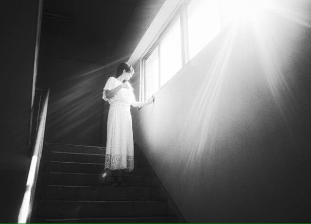 삶은 공평하지 않다.
결국엔 
잘 된다는 보장도 없다.
때로 
삶은 공평하지 않고 공평하지 않는 채로 유지되기도 한다.
어떤 경우든,
삶이 알아서
그 상처를 
치유해주진 않는다.
삶을 극복하라.
그리고 
또 다시 목표에 도전하라.
「제임스 데일」