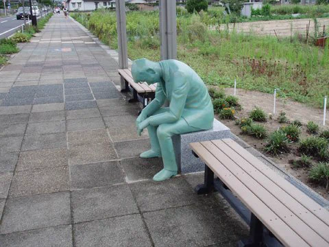 あれれ～おかしいぞ～?バス停に疲れたおじさんの銅像があると思ったらあの名探偵！